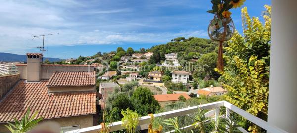 opportunité à saisir en exclusivité, ce superbe appartement T3 de 72 m2 triple orientation, très grande terrasse panoramique de 27 m2, garage et cave, situé dans une résidence avec grande piscine, très proche du centre ville Du CANNET, dans le quartier très prisé des Bréguières, mais plutôt coté du centre ville, en position dominante avec de très belles vues dégagées à 270 ° sur les collines environnantes. 
Appartement qui peut être destiné a un client qui souhaiterait préparer sa retraite pour l occuper, par exemple dans 1 à 3 ans ou plus,  car celui ci est actuellement loué à un couple qui paye très bien son loyer. Cette circonstance est à étudier avec moi par téléphone en fonction de votre projet d achat qui peut être adapté a vos besoins.
Il est situé au 1 er étage à l angle du bâtiment, et offre une immense terrasse de 27 m2 exposée principalement au Sud et latéralement à l Ouest pour offrir de magnifiques couchés de soleil. 
Le salon séjour cuisine ouverte offrent des baies de type coulissant et portes fenêtres donnant toutes accès à la terrasse, la cuisine équipée moderne, avec ilot centrale qui comporte la cuisson et la hotte aspirante. Au mur on trouve un réfrigérateur/congélateur inox , un four pyrolyse inox, un lave vaisselle inox et l évier un bac .Le halle d entrée avec placard dressing, ouvert sur l espace de vie, interphone vidéo et porte serrure 3 points. 
L espace privatif est desservie par un hall dégagemant de 5 m2, qui conduit aux Deux chambres de 13 et 11 m2 avec placard dressing, à la salle de bains WC, et à la salle d eau WC.
Le bien est doté d un garage en sous sol de 13 m2 et d une cave de 4 m2 .
Il va falloir faire vite pour cette opportunité qui est vendus en dessous de sa valeur marché, car les propriétaires ont voulus, sur mes conseilles, tenir compte du fait que le bien soit occupé dans une large proportion. 
Me contacter pour que l on puisse organiser une visite afin que vous soyez le premier sur cette opération qui ne manquera pas d amateurs.
