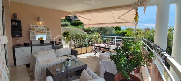 opportunité à saisir en exclusivité, ce superbe appartement T3 de 72 m2 triple orientation, très grande terrasse panoramique de 27 m2, garage et cave, situé dans une résidence avec grande piscine, très proche du centre ville Du CANNET, dans le quartier très prisé des Bréguières, mais plutôt coté du centre ville, en position dominante avec de très belles vues dégagées à 270 ° sur les collines environnantes. 
Appartement qui peut être destiné a un client qui souhaiterait préparer sa retraite pour l occuper, par exemple dans 1 à 3 ans ou plus,  car celui ci est actuellement loué à un couple qui paye très bien son loyer. Cette circonstance est à étudier avec moi par téléphone en fonction de votre projet d achat qui peut être adapté a vos besoins.
Il est situé au 1 er étage à l angle du bâtiment, et offre une immense terrasse de 27 m2 exposée principalement au Sud et latéralement à l Ouest pour offrir de magnifiques couchés de soleil. 
Le salon séjour cuisine ouverte offrent des baies de type coulissant et portes fenêtres donnant toutes accès à la terrasse, la cuisine équipée moderne, avec ilot centrale qui comporte la cuisson et la hotte aspirante. Au mur on trouve un réfrigérateur/congélateur inox , un four pyrolyse inox, un lave vaisselle inox et l évier un bac .Le halle d entrée avec placard dressing, ouvert sur l espace de vie, interphone vidéo et porte serrure 3 points. 
L espace privatif est desservie par un hall dégagemant de 5 m2, qui conduit aux Deux chambres de 13 et 11 m2 avec placard dressing, à la salle de bains WC, et à la salle d eau WC.
Le bien est doté d un garage en sous sol de 13 m2 et d une cave de 4 m2 .
Il va falloir faire vite pour cette opportunité qui est vendus en dessous de sa valeur marché, car les propriétaires ont voulus, sur mes conseilles, tenir compte du fait que le bien soit occupé dans une large proportion. 
Me contacter pour que l on puisse organiser une visite afin que vous soyez le premier sur cette opération qui ne manquera pas d amateurs.
