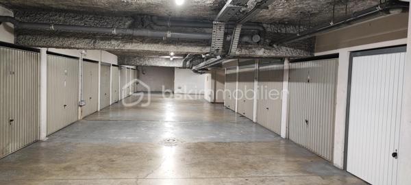 opportunité à saisir en exclusivité, ce superbe appartement T3 de 72 m2 triple orientation, très grande terrasse panoramique de 27 m2, garage et cave, situé dans une résidence avec grande piscine, très proche du centre ville Du CANNET, dans le quartier très prisé des Bréguières, mais plutôt coté du centre ville, en position dominante avec de très belles vues dégagées à 270 ° sur les collines environnantes. 
Appartement qui peut être destiné a un client qui souhaiterait préparer sa retraite pour l occuper, par exemple dans 1 à 3 ans ou plus,  car celui ci est actuellement loué à un couple qui paye très bien son loyer. Cette circonstance est à étudier avec moi par téléphone en fonction de votre projet d achat qui peut être adapté a vos besoins.
Il est situé au 1 er étage à l angle du bâtiment, et offre une immense terrasse de 27 m2 exposée principalement au Sud et latéralement à l Ouest pour offrir de magnifiques couchés de soleil. 
Le salon séjour cuisine ouverte offrent des baies de type coulissant et portes fenêtres donnant toutes accès à la terrasse, la cuisine équipée moderne, avec ilot centrale qui comporte la cuisson et la hotte aspirante. Au mur on trouve un réfrigérateur/congélateur inox , un four pyrolyse inox, un lave vaisselle inox et l évier un bac .Le halle d entrée avec placard dressing, ouvert sur l espace de vie, interphone vidéo et porte serrure 3 points. 
L espace privatif est desservie par un hall dégagemant de 5 m2, qui conduit aux Deux chambres de 13 et 11 m2 avec placard dressing, à la salle de bains WC, et à la salle d eau WC.
Le bien est doté d un garage en sous sol de 13 m2 et d une cave de 4 m2 .
Il va falloir faire vite pour cette opportunité qui est vendus en dessous de sa valeur marché, car les propriétaires ont voulus, sur mes conseilles, tenir compte du fait que le bien soit occupé dans une large proportion. 
Me contacter pour que l on puisse organiser une visite afin que vous soyez le premier sur cette opération qui ne manquera pas d amateurs.