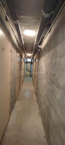 opportunité à saisir en exclusivité, ce superbe appartement T3 de 72 m2 triple orientation, très grande terrasse panoramique de 27 m2, garage et cave, situé dans une résidence avec grande piscine, très proche du centre ville Du CANNET, dans le quartier très prisé des Bréguières, mais plutôt coté du centre ville, en position dominante avec de très belles vues dégagées à 270 ° sur les collines environnantes. 
Appartement qui peut être destiné a un client qui souhaiterait préparer sa retraite pour l occuper, par exemple dans 1 à 3 ans ou plus,  car celui ci est actuellement loué à un couple qui paye très bien son loyer. Cette circonstance est à étudier avec moi par téléphone en fonction de votre projet d achat qui peut être adapté a vos besoins.
Il est situé au 1 er étage à l angle du bâtiment, et offre une immense terrasse de 27 m2 exposée principalement au Sud et latéralement à l Ouest pour offrir de magnifiques couchés de soleil. 
Le salon séjour cuisine ouverte offrent des baies de type coulissant et portes fenêtres donnant toutes accès à la terrasse, la cuisine équipée moderne, avec ilot centrale qui comporte la cuisson et la hotte aspirante. Au mur on trouve un réfrigérateur/congélateur inox , un four pyrolyse inox, un lave vaisselle inox et l évier un bac .Le halle d entrée avec placard dressing, ouvert sur l espace de vie, interphone vidéo et porte serrure 3 points. 
L espace privatif est desservie par un hall dégagemant de 5 m2, qui conduit aux Deux chambres de 13 et 11 m2 avec placard dressing, à la salle de bains WC, et à la salle d eau WC.
Le bien est doté d un garage en sous sol de 13 m2 et d une cave de 4 m2 .
Il va falloir faire vite pour cette opportunité qui est vendus en dessous de sa valeur marché, car les propriétaires ont voulus, sur mes conseilles, tenir compte du fait que le bien soit occupé dans une large proportion. 
Me contacter pour que l on puisse organiser une visite afin que vous soyez le premier sur cette opération qui ne manquera pas d amateurs.