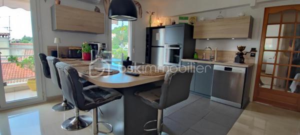 opportunité à saisir en exclusivité, ce superbe appartement T3 de 72 m2 triple orientation, très grande terrasse panoramique de 27 m2, garage et cave, situé dans une résidence avec grande piscine, très proche du centre ville Du CANNET, dans le quartier très prisé des Bréguières, mais plutôt coté du centre ville, en position dominante avec de très belles vues dégagées à 270 ° sur les collines environnantes. 
Appartement qui peut être destiné a un client qui souhaiterait préparer sa retraite pour l occuper, par exemple dans 1 à 3 ans ou plus,  car celui ci est actuellement loué à un couple qui paye très bien son loyer. Cette circonstance est à étudier avec moi par téléphone en fonction de votre projet d achat qui peut être adapté a vos besoins.
Il est situé au 1 er étage à l angle du bâtiment, et offre une immense terrasse de 27 m2 exposée principalement au Sud et latéralement à l Ouest pour offrir de magnifiques couchés de soleil. 
Le salon séjour cuisine ouverte offrent des baies de type coulissant et portes fenêtres donnant toutes accès à la terrasse, la cuisine équipée moderne, avec ilot centrale qui comporte la cuisson et la hotte aspirante. Au mur on trouve un réfrigérateur/congélateur inox , un four pyrolyse inox, un lave vaisselle inox et l évier un bac .Le halle d entrée avec placard dressing, ouvert sur l espace de vie, interphone vidéo et porte serrure 3 points. 
L espace privatif est desservie par un hall dégagemant de 5 m2, qui conduit aux Deux chambres de 13 et 11 m2 avec placard dressing, à la salle de bains WC, et à la salle d eau WC.
Le bien est doté d un garage en sous sol de 13 m2 et d une cave de 4 m2 .
Il va falloir faire vite pour cette opportunité qui est vendus en dessous de sa valeur marché, car les propriétaires ont voulus, sur mes conseilles, tenir compte du fait que le bien soit occupé dans une large proportion. 
Me contacter pour que l on puisse organiser une visite afin que vous soyez le premier sur cette opération qui ne manquera pas d amateurs.