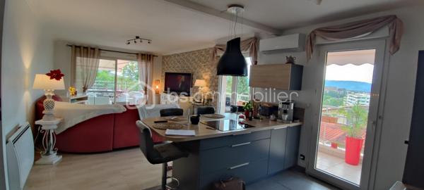 opportunité à saisir en exclusivité, ce superbe appartement T3 de 72 m2 triple orientation, très grande terrasse panoramique de 27 m2, garage et cave, situé dans une résidence avec grande piscine, très proche du centre ville Du CANNET, dans le quartier très prisé des Bréguières, mais plutôt coté du centre ville, en position dominante avec de très belles vues dégagées à 270 ° sur les collines environnantes. 
Appartement qui peut être destiné a un client qui souhaiterait préparer sa retraite pour l occuper, par exemple dans 1 à 3 ans ou plus,  car celui ci est actuellement loué à un couple qui paye très bien son loyer. Cette circonstance est à étudier avec moi par téléphone en fonction de votre projet d achat qui peut être adapté a vos besoins.
Il est situé au 1 er étage à l angle du bâtiment, et offre une immense terrasse de 27 m2 exposée principalement au Sud et latéralement à l Ouest pour offrir de magnifiques couchés de soleil. 
Le salon séjour cuisine ouverte offrent des baies de type coulissant et portes fenêtres donnant toutes accès à la terrasse, la cuisine équipée moderne, avec ilot centrale qui comporte la cuisson et la hotte aspirante. Au mur on trouve un réfrigérateur/congélateur inox , un four pyrolyse inox, un lave vaisselle inox et l évier un bac .Le halle d entrée avec placard dressing, ouvert sur l espace de vie, interphone vidéo et porte serrure 3 points. 
L espace privatif est desservie par un hall dégagemant de 5 m2, qui conduit aux Deux chambres de 13 et 11 m2 avec placard dressing, à la salle de bains WC, et à la salle d eau WC.
Le bien est doté d un garage en sous sol de 13 m2 et d une cave de 4 m2 .
Il va falloir faire vite pour cette opportunité qui est vendus en dessous de sa valeur marché, car les propriétaires ont voulus, sur mes conseilles, tenir compte du fait que le bien soit occupé dans une large proportion. 
Me contacter pour que l on puisse organiser une visite afin que vous soyez le premier sur cette opération qui ne manquera pas d amateurs.
