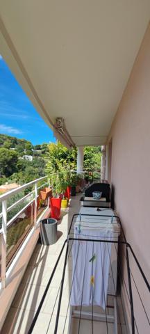 opportunité à saisir en exclusivité, ce superbe appartement T3 de 72 m2 triple orientation, très grande terrasse panoramique de 27 m2, garage et cave, situé dans une résidence avec grande piscine, très proche du centre ville Du CANNET, dans le quartier très prisé des Bréguières, mais plutôt coté du centre ville, en position dominante avec de très belles vues dégagées à 270 ° sur les collines environnantes. 
Appartement qui peut être destiné a un client qui souhaiterait préparer sa retraite pour l occuper, par exemple dans 1 à 3 ans ou plus,  car celui ci est actuellement loué à un couple qui paye très bien son loyer. Cette circonstance est à étudier avec moi par téléphone en fonction de votre projet d achat qui peut être adapté a vos besoins.
Il est situé au 1 er étage à l angle du bâtiment, et offre une immense terrasse de 27 m2 exposée principalement au Sud et latéralement à l Ouest pour offrir de magnifiques couchés de soleil. 
Le salon séjour cuisine ouverte offrent des baies de type coulissant et portes fenêtres donnant toutes accès à la terrasse, la cuisine équipée moderne, avec ilot centrale qui comporte la cuisson et la hotte aspirante. Au mur on trouve un réfrigérateur/congélateur inox , un four pyrolyse inox, un lave vaisselle inox et l évier un bac .Le halle d entrée avec placard dressing, ouvert sur l espace de vie, interphone vidéo et porte serrure 3 points. 
L espace privatif est desservie par un hall dégagemant de 5 m2, qui conduit aux Deux chambres de 13 et 11 m2 avec placard dressing, à la salle de bains WC, et à la salle d eau WC.
Le bien est doté d un garage en sous sol de 13 m2 et d une cave de 4 m2 .
Il va falloir faire vite pour cette opportunité qui est vendus en dessous de sa valeur marché, car les propriétaires ont voulus, sur mes conseilles, tenir compte du fait que le bien soit occupé dans une large proportion. 
Me contacter pour que l on puisse organiser une visite afin que vous soyez le premier sur cette opération qui ne manquera pas d amateurs.