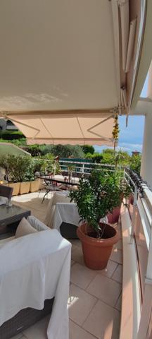 opportunité à saisir en exclusivité, ce superbe appartement T3 de 72 m2 triple orientation, très grande terrasse panoramique de 27 m2, garage et cave, situé dans une résidence avec grande piscine, très proche du centre ville Du CANNET, dans le quartier très prisé des Bréguières, mais plutôt coté du centre ville, en position dominante avec de très belles vues dégagées à 270 ° sur les collines environnantes. 
Appartement qui peut être destiné a un client qui souhaiterait préparer sa retraite pour l occuper, par exemple dans 1 à 3 ans ou plus,  car celui ci est actuellement loué à un couple qui paye très bien son loyer. Cette circonstance est à étudier avec moi par téléphone en fonction de votre projet d achat qui peut être adapté a vos besoins.
Il est situé au 1 er étage à l angle du bâtiment, et offre une immense terrasse de 27 m2 exposée principalement au Sud et latéralement à l Ouest pour offrir de magnifiques couchés de soleil. 
Le salon séjour cuisine ouverte offrent des baies de type coulissant et portes fenêtres donnant toutes accès à la terrasse, la cuisine équipée moderne, avec ilot centrale qui comporte la cuisson et la hotte aspirante. Au mur on trouve un réfrigérateur/congélateur inox , un four pyrolyse inox, un lave vaisselle inox et l évier un bac .Le halle d entrée avec placard dressing, ouvert sur l espace de vie, interphone vidéo et porte serrure 3 points. 
L espace privatif est desservie par un hall dégagemant de 5 m2, qui conduit aux Deux chambres de 13 et 11 m2 avec placard dressing, à la salle de bains WC, et à la salle d eau WC.
Le bien est doté d un garage en sous sol de 13 m2 et d une cave de 4 m2 .
Il va falloir faire vite pour cette opportunité qui est vendus en dessous de sa valeur marché, car les propriétaires ont voulus, sur mes conseilles, tenir compte du fait que le bien soit occupé dans une large proportion. 
Me contacter pour que l on puisse organiser une visite afin que vous soyez le premier sur cette opération qui ne manquera pas d amateurs.