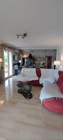 opportunité à saisir en exclusivité, ce superbe appartement T3 de 72 m2 triple orientation, très grande terrasse panoramique de 27 m2, garage et cave, situé dans une résidence avec grande piscine, très proche du centre ville Du CANNET, dans le quartier très prisé des Bréguières, mais plutôt coté du centre ville, en position dominante avec de très belles vues dégagées à 270 ° sur les collines environnantes. 
Appartement qui peut être destiné a un client qui souhaiterait préparer sa retraite pour l occuper, par exemple dans 1 à 3 ans ou plus,  car celui ci est actuellement loué à un couple qui paye très bien son loyer. Cette circonstance est à étudier avec moi par téléphone en fonction de votre projet d achat qui peut être adapté a vos besoins.
Il est situé au 1 er étage à l angle du bâtiment, et offre une immense terrasse de 27 m2 exposée principalement au Sud et latéralement à l Ouest pour offrir de magnifiques couchés de soleil. 
Le salon séjour cuisine ouverte offrent des baies de type coulissant et portes fenêtres donnant toutes accès à la terrasse, la cuisine équipée moderne, avec ilot centrale qui comporte la cuisson et la hotte aspirante. Au mur on trouve un réfrigérateur/congélateur inox , un four pyrolyse inox, un lave vaisselle inox et l évier un bac .Le halle d entrée avec placard dressing, ouvert sur l espace de vie, interphone vidéo et porte serrure 3 points. 
L espace privatif est desservie par un hall dégagemant de 5 m2, qui conduit aux Deux chambres de 13 et 11 m2 avec placard dressing, à la salle de bains WC, et à la salle d eau WC.
Le bien est doté d un garage en sous sol de 13 m2 et d une cave de 4 m2 .
Il va falloir faire vite pour cette opportunité qui est vendus en dessous de sa valeur marché, car les propriétaires ont voulus, sur mes conseilles, tenir compte du fait que le bien soit occupé dans une large proportion. 
Me contacter pour que l on puisse organiser une visite afin que vous soyez le premier sur cette opération qui ne manquera pas d amateurs.
