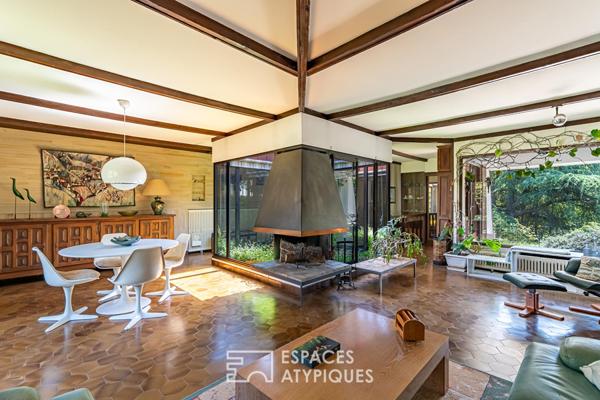 Pépite moderniste de plain-pied et son patio central sous un spectaculaire manteau d’ardoise
