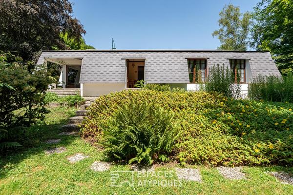 Pépite moderniste de plain-pied et son patio central sous un spectaculaire manteau d’ardoise