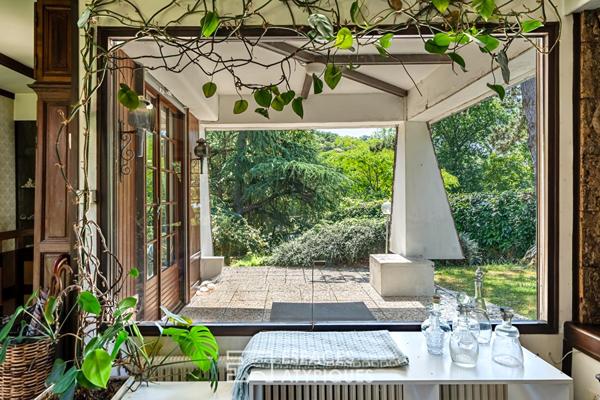 Pépite moderniste de plain-pied et son patio central sous un spectaculaire manteau d’ardoise