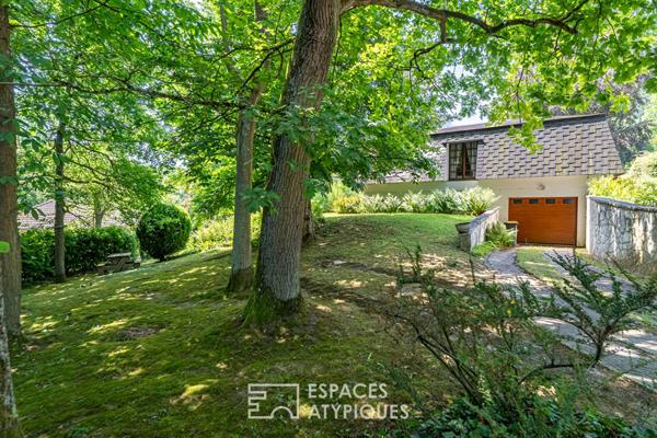 Pépite moderniste de plain-pied et son patio central sous un spectaculaire manteau d’ardoise