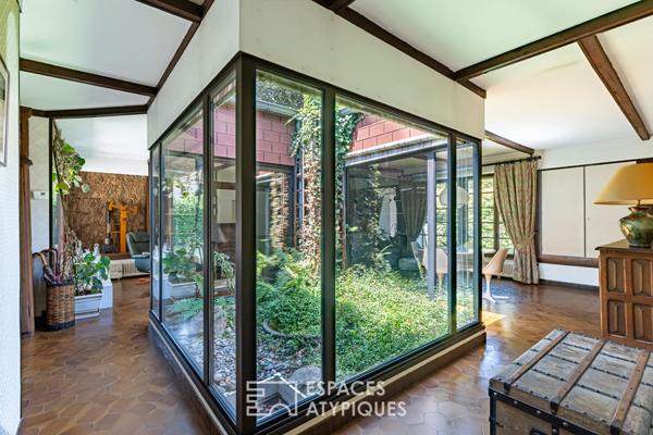 Pépite moderniste de plain-pied et son patio central sous un spectaculaire manteau d’ardoise