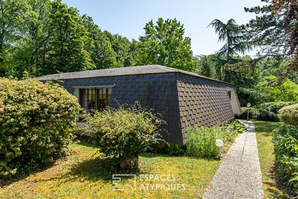 Pépite moderniste de plain-pied et son patio central sous un spectaculaire manteau d’ardoise