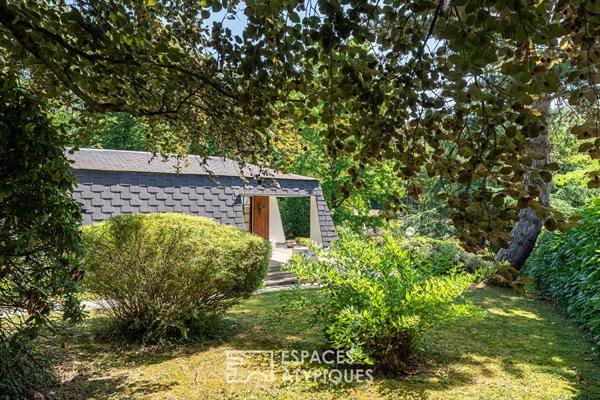 Pépite moderniste de plain-pied et son patio central sous un spectaculaire manteau d’ardoise
