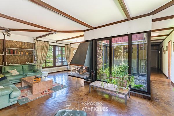 Pépite moderniste de plain-pied et son patio central sous un spectaculaire manteau d’ardoise