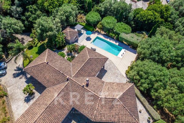 Villa d'Architecte de 235m2 situé dans un parc de 5000m2 avec Piscine