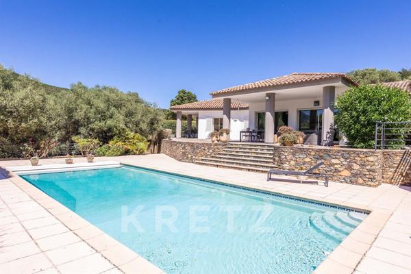 Villa d'Architecte de 235m2 situé dans un parc de 5000m2 avec Piscine