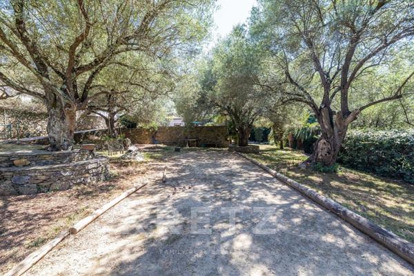 Villa d'Architecte de 235m2 situé dans un parc de 5000m2 avec Piscine