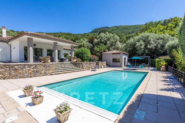 Villa d'Architecte de 235m2 situé dans un parc de 5000m2 avec Piscine