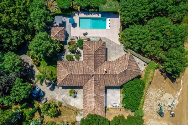 Villa d'Architecte de 235m2 situé dans un parc de 5000m2 avec Piscine