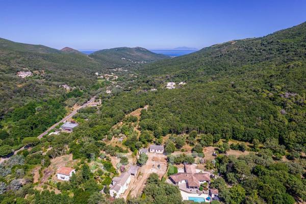 Villa d'Architecte de 235m2 situé dans un parc de 5000m2 avec Piscine