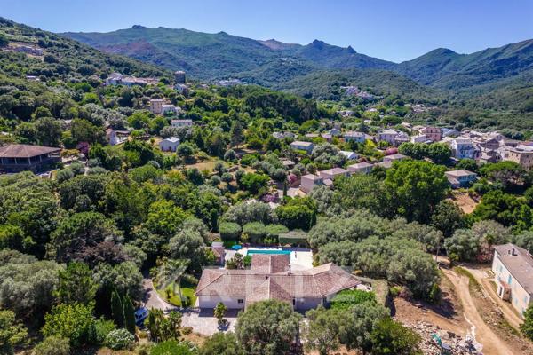 Villa d'Architecte de 235m2 situé dans un parc de 5000m2 avec Piscine