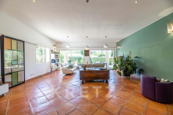 Villa d'Architecte de 235m2 situé dans un parc de 5000m2 avec Piscine