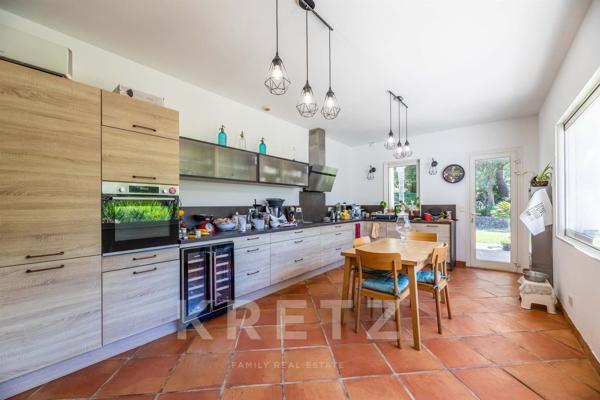 Villa d'Architecte de 235m2 situé dans un parc de 5000m2 avec Piscine