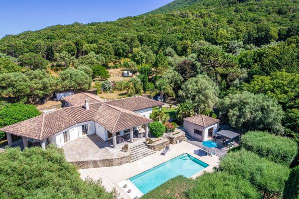 Villa d'Architecte de 235m2 situé dans un parc de 5000m2 avec Piscine
