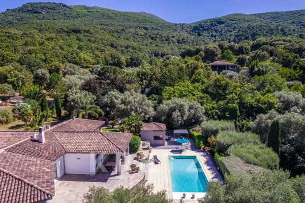 Villa d'Architecte de 235m2 situé dans un parc de 5000m2 avec Piscine