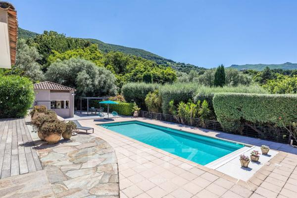 Villa d'Architecte de 235m2 situé dans un parc de 5000m2 avec Piscine