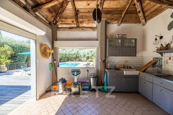 Villa d'Architecte de 235m2 situé dans un parc de 5000m2 avec Piscine