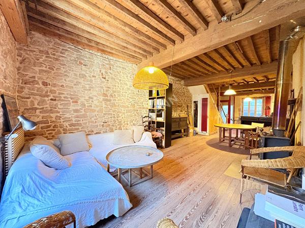 Charmante maison de ville en plein coeur de Saint Amour et son atelier conséquent