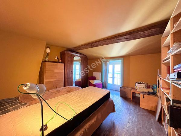 Charmante maison de ville en plein coeur de Saint Amour et son atelier conséquent