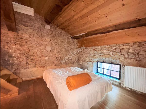 Charmante maison de ville en plein coeur de Saint Amour et son atelier conséquent