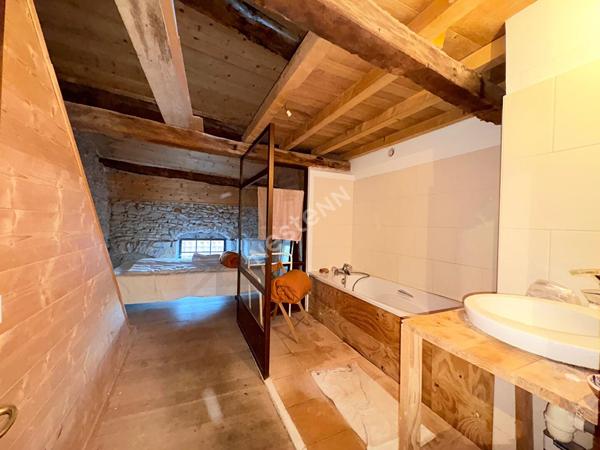Charmante maison de ville en plein coeur de Saint Amour et son atelier conséquent