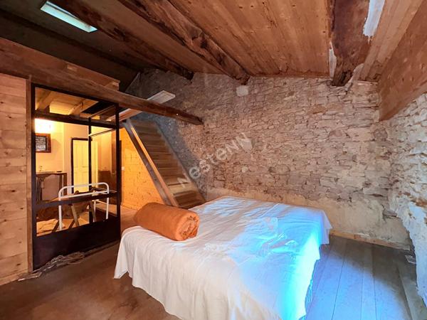 Charmante maison de ville en plein coeur de Saint Amour et son atelier conséquent