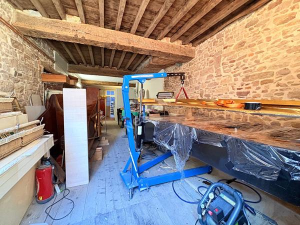 Charmante maison de ville en plein coeur de Saint Amour et son atelier conséquent