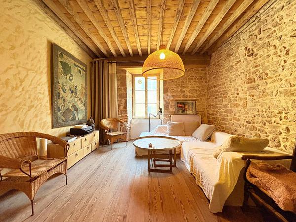 Charmante maison de ville en plein coeur de Saint Amour et son atelier conséquent
