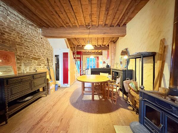 Charmante maison de ville en plein coeur de Saint Amour et son atelier conséquent