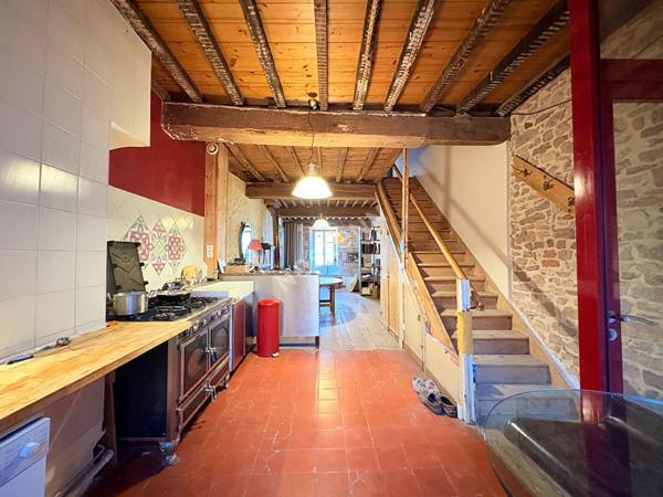 Charmante maison de ville en plein coeur de Saint Amour et son atelier conséquent