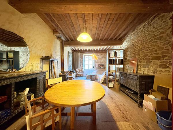 Charmante maison de ville en plein coeur de Saint Amour et son atelier conséquent