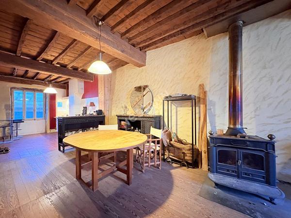 Charmante maison de ville en plein coeur de Saint Amour et son atelier conséquent