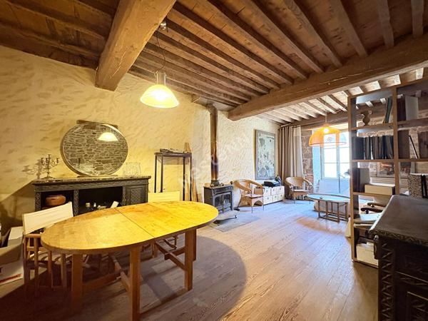 Charmante maison de ville en plein coeur de Saint Amour et son atelier conséquent
