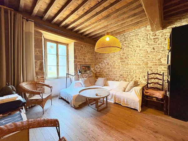 Charmante maison de ville en plein coeur de Saint Amour et son atelier conséquent
