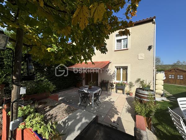 BSK IMMOBILIER – Charmante maison T4 rénovée avec jardin, terrasse et garage

Yannick Lemesle – BSK Immobilier vous propose en exclusivité cette agréable maison T4 de 80 m², idéalement située dans un environnement calme et préservé, sans aucun vis-à-vis.

Dès votre arrivée, vous serez séduit par son extérieur soigneusement entretenu : un magnifique jardin arboré d’environ 400 m² avec arrosage automatique, une grande terrasse de 30 m² équipée d’un store banne, parfaite pour profiter des beaux jours, ainsi qu’une piscine hors-sol pour des moments de détente en famille. Un garage attenant de 15 m², communicant avec la maison, complète cet ensemble.

Au rez-de-chaussée :
 Une cuisine moderne, aménagée et entièrement équipée, installée en 2025 Une lumineuse pièce de vie de 22 m², conviviale et fonctionnelle
 Une entrée avec placard de rangement
 Un WC indépendant

À l’étage :
 Trois belles chambres de 11 à 14 m² avec parquet flottant
 Une élégante salle d’eau équipée d’une douche à l’italienne, d’un meuble vasque et d’un second WC

Les atouts qui font la différence :

✨ Maison entièrement rénovée, aucun travaux à prévoir
✨ Isolation des combles refaite en 2018
✨ Exposition idéale et absence totale de vis-à-vis
✨ Quartier calme et recherché
✨ Jardin paysager facile d’entretien
✨ Garage attenant et stationnements complémentaires

Cette maison allie parfaitement confort moderne, fonctionnalité et qualité de vie. Un bien clé en main où il ne vous restera plus qu’à poser vos valises.

📞 Ouvert à l’inter-agences.

Pour plus d’informations ou organiser une visite, contactez dès maintenant Yannick Lemesle – BSK Immobilier.