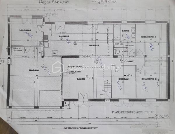 Enfin une maison familiale avec volumes exceptionnels et dépendance… à 10 min d’Orléans.

Située dans un environnement calme et verdoyant, cette propriété développe près de 223 m² habitables et offre un cadre de vie rare, pensé pour les familles en quête d’espace, de confort… et de tranquillité.

Dès l’entrée, le ton est donné :
- Pièce de vie cathédrale, volumes impressionnants, lumière traversante…
Un espace qui marque immédiatement et dans lequel on se projette.

Ce que vous allez vraiment apprécier
- 6 chambres + bureau → idéal famille nombreuse ou télétravail
- Salle de jeux de 41 m² → espace enfants / loisirs / sport / 2 chambres
Studio indépendant de 24 m² → accueillir, télétravailler ou générer un revenu
Terrain clos et arboré de près de 5 000 m² → rare sur le secteur
Environnement calme, sans vis-à-vis direct
🏡 Une maison pensée pour vivre (et évoluer)

Organisation fluide et fonctionnelle :
- Rez-de-chaussée :
Pièce de vie cathédrale lumineuse
Cuisine équipée
3 chambres (dont bureau possible)
Salle de bains + WC
Cellier / buanderie

- À l’étage :
3 chambres supplémentaires
Mezzanine ouverte
Salle d’eau + WC
Salle de jeux de 41 m²

Des extérieurs qui font la différence
- Parc arboré de 4 975 m²
- Piscine semi-enterrée
- Terrasse conviviale
- Dépendance (stationnement + atelier)
 Un vrai cadre de vie, difficile à retrouver aujourd’hui.

Prestations & confort
- Peintures récentes
- Enrobé extérieur récent
- Adoucisseur d’eau
- Borne de recharge électrique

 Pour qui ?
- Famille avec enfants
- Projet avec activité indépendante
- Télétravail / double espace de vie
Ou simplement envie de volume et de nature à proximité d’Orléans

 Mon approche : transparence & accompagnement
Comme toujours, je privilégie un échange préalable pour :
- valider ensemble la cohérence du projet
- vous transmettre un dossier complet
- organiser une visite qualitative

💬 Ce qu’il faut retenir
-  Volume + terrain + dépendance = produit rare sur le secteur
-  À 10 min d’Orléans = équilibre idéal ville / nature

📞 Visite sur rendez-vous après échange préalable