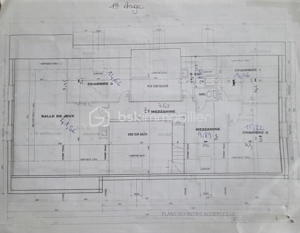 Enfin une maison familiale avec volumes exceptionnels et dépendance… à 10 min d’Orléans.

Située dans un environnement calme et verdoyant, cette propriété développe près de 223 m² habitables et offre un cadre de vie rare, pensé pour les familles en quête d’espace, de confort… et de tranquillité.

Dès l’entrée, le ton est donné :
- Pièce de vie cathédrale, volumes impressionnants, lumière traversante…
Un espace qui marque immédiatement et dans lequel on se projette.

Ce que vous allez vraiment apprécier
- 6 chambres + bureau → idéal famille nombreuse ou télétravail
- Salle de jeux de 41 m² → espace enfants / loisirs / sport / 2 chambres
Studio indépendant de 24 m² → accueillir, télétravailler ou générer un revenu
Terrain clos et arboré de près de 5 000 m² → rare sur le secteur
Environnement calme, sans vis-à-vis direct
🏡 Une maison pensée pour vivre (et évoluer)

Organisation fluide et fonctionnelle :
- Rez-de-chaussée :
Pièce de vie cathédrale lumineuse
Cuisine équipée
3 chambres (dont bureau possible)
Salle de bains + WC
Cellier / buanderie

- À l’étage :
3 chambres supplémentaires
Mezzanine ouverte
Salle d’eau + WC
Salle de jeux de 41 m²

Des extérieurs qui font la différence
- Parc arboré de 4 975 m²
- Piscine semi-enterrée
- Terrasse conviviale
- Dépendance (stationnement + atelier)
 Un vrai cadre de vie, difficile à retrouver aujourd’hui.

Prestations & confort
- Peintures récentes
- Enrobé extérieur récent
- Adoucisseur d’eau
- Borne de recharge électrique

 Pour qui ?
- Famille avec enfants
- Projet avec activité indépendante
- Télétravail / double espace de vie
Ou simplement envie de volume et de nature à proximité d’Orléans

 Mon approche : transparence & accompagnement
Comme toujours, je privilégie un échange préalable pour :
- valider ensemble la cohérence du projet
- vous transmettre un dossier complet
- organiser une visite qualitative

💬 Ce qu’il faut retenir
-  Volume + terrain + dépendance = produit rare sur le secteur
-  À 10 min d’Orléans = équilibre idéal ville / nature

📞 Visite sur rendez-vous après échange préalable