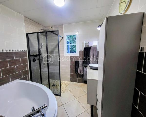 Enfin une maison familiale avec volumes exceptionnels et dépendance… à 10 min d’Orléans.

Située dans un environnement calme et verdoyant, cette propriété développe près de 223 m² habitables et offre un cadre de vie rare, pensé pour les familles en quête d’espace, de confort… et de tranquillité.

Dès l’entrée, le ton est donné :
- Pièce de vie cathédrale, volumes impressionnants, lumière traversante…
Un espace qui marque immédiatement et dans lequel on se projette.

Ce que vous allez vraiment apprécier
- 6 chambres + bureau → idéal famille nombreuse ou télétravail
- Salle de jeux de 41 m² → espace enfants / loisirs / sport / 2 chambres
Studio indépendant de 24 m² → accueillir, télétravailler ou générer un revenu
Terrain clos et arboré de près de 5 000 m² → rare sur le secteur
Environnement calme, sans vis-à-vis direct
🏡 Une maison pensée pour vivre (et évoluer)

Organisation fluide et fonctionnelle :
- Rez-de-chaussée :
Pièce de vie cathédrale lumineuse
Cuisine équipée
3 chambres (dont bureau possible)
Salle de bains + WC
Cellier / buanderie

- À l’étage :
3 chambres supplémentaires
Mezzanine ouverte
Salle d’eau + WC
Salle de jeux de 41 m²

Des extérieurs qui font la différence
- Parc arboré de 4 975 m²
- Piscine semi-enterrée
- Terrasse conviviale
- Dépendance (stationnement + atelier)
 Un vrai cadre de vie, difficile à retrouver aujourd’hui.

Prestations & confort
- Peintures récentes
- Enrobé extérieur récent
- Adoucisseur d’eau
- Borne de recharge électrique

 Pour qui ?
- Famille avec enfants
- Projet avec activité indépendante
- Télétravail / double espace de vie
Ou simplement envie de volume et de nature à proximité d’Orléans

 Mon approche : transparence & accompagnement
Comme toujours, je privilégie un échange préalable pour :
- valider ensemble la cohérence du projet
- vous transmettre un dossier complet
- organiser une visite qualitative

💬 Ce qu’il faut retenir
-  Volume + terrain + dépendance = produit rare sur le secteur
-  À 10 min d’Orléans = équilibre idéal ville / nature

📞 Visite sur rendez-vous après échange préalable