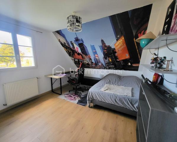Enfin une maison familiale avec volumes exceptionnels et dépendance… à 10 min d’Orléans.

Située dans un environnement calme et verdoyant, cette propriété développe près de 223 m² habitables et offre un cadre de vie rare, pensé pour les familles en quête d’espace, de confort… et de tranquillité.

Dès l’entrée, le ton est donné :
- Pièce de vie cathédrale, volumes impressionnants, lumière traversante…
Un espace qui marque immédiatement et dans lequel on se projette.

Ce que vous allez vraiment apprécier
- 6 chambres + bureau → idéal famille nombreuse ou télétravail
- Salle de jeux de 41 m² → espace enfants / loisirs / sport / 2 chambres
Studio indépendant de 24 m² → accueillir, télétravailler ou générer un revenu
Terrain clos et arboré de près de 5 000 m² → rare sur le secteur
Environnement calme, sans vis-à-vis direct
🏡 Une maison pensée pour vivre (et évoluer)

Organisation fluide et fonctionnelle :
- Rez-de-chaussée :
Pièce de vie cathédrale lumineuse
Cuisine équipée
3 chambres (dont bureau possible)
Salle de bains + WC
Cellier / buanderie

- À l’étage :
3 chambres supplémentaires
Mezzanine ouverte
Salle d’eau + WC
Salle de jeux de 41 m²

Des extérieurs qui font la différence
- Parc arboré de 4 975 m²
- Piscine semi-enterrée
- Terrasse conviviale
- Dépendance (stationnement + atelier)
 Un vrai cadre de vie, difficile à retrouver aujourd’hui.

Prestations & confort
- Peintures récentes
- Enrobé extérieur récent
- Adoucisseur d’eau
- Borne de recharge électrique

 Pour qui ?
- Famille avec enfants
- Projet avec activité indépendante
- Télétravail / double espace de vie
Ou simplement envie de volume et de nature à proximité d’Orléans

 Mon approche : transparence & accompagnement
Comme toujours, je privilégie un échange préalable pour :
- valider ensemble la cohérence du projet
- vous transmettre un dossier complet
- organiser une visite qualitative

💬 Ce qu’il faut retenir
-  Volume + terrain + dépendance = produit rare sur le secteur
-  À 10 min d’Orléans = équilibre idéal ville / nature

📞 Visite sur rendez-vous après échange préalable