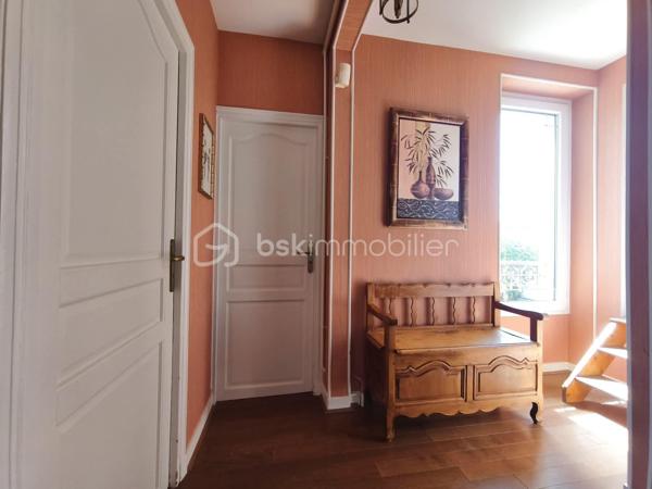 Maison meulière de caractère, 3 chambres – Terrain de 1 700 m² – Garage et atelier

Située à 6 minutes de Lizy-sur-Ourcq, proche des commodités et 12 minutes à pied de la gare direction gare de l’est (ligne P).
Cette authentique maison meulière saura séduire les amateurs de caractère et de tranquillité par son architecture traditionnelle, ses façades en pierre et son vaste jardin de 1700 m² soigneusement entretenu offrant un cadre de vie rare et privilégié.

Vous découvrirez une entrée avec accès à la cave, un agréable espace de vie comprenant un séjour / salle à manger avec une cheminée ouverte et de jolies moulures au plafond et une cuisine aménagée et équipée. À l'étage, le palier dessert trois chambres, une salle d'eau, un WC indépendant et un accès au grenier.
Une buanderie, une cave et une dépendance composée d’un garage d'environ 20 m² avec un atelier de 20 m², offrant de nombreuses possibilités de rangement, de bricolage ou d'aménagement selon vos besoins.

Une propriété rare sur le secteur, idéale pour les amoureux des maisons de caractère à la recherche d'un cadre de vie paisible et d'un vaste jardin.
À découvrir sans tarder !