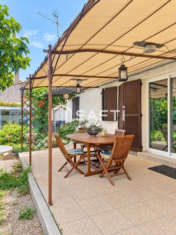 Maison avec jardin, terrasse couverte et annexes